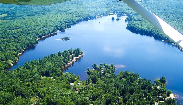 Lakefront house with outdoor shower, kayaks, firepit, deck, wifi, & grill in Middleton