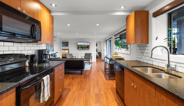 Lakefront living, BBQ, water access, parking