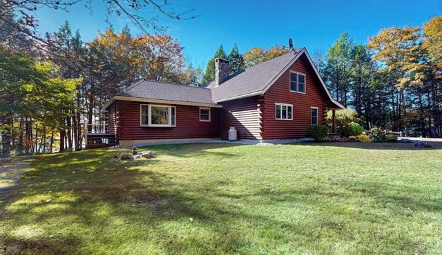 Lakefront lodge on Pemaquid Pond with dock, kayaks, canoe, SUP & firepits