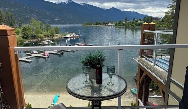 LAKEFRONT LUXURY CONDO.