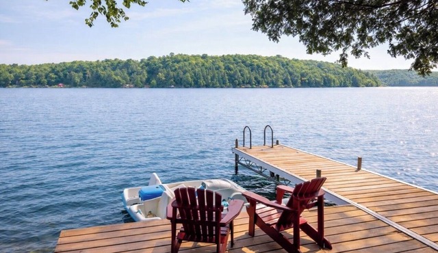 Lakefront Muskoka 3 Bedroom Cottage with Breathtaking View