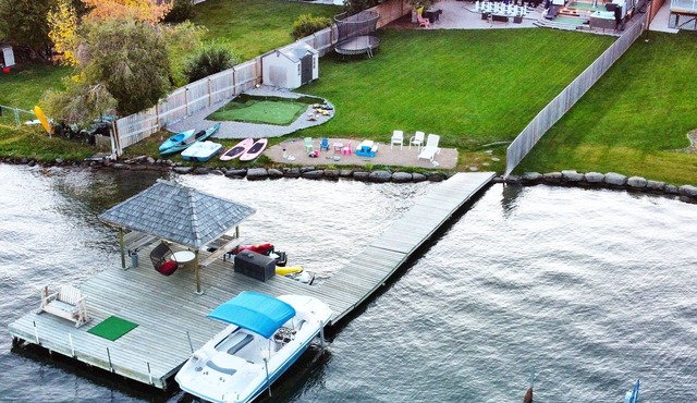 Lakefront Paradise, Hot Tub, Private Beach, Covered Dock, Kayaks, Near Downtown