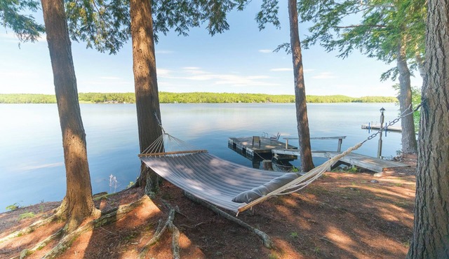 Lakefront Peninsula Retreat w/Private Dock, on Cobbosseecontee Lake, 4 BR in West Gardiner