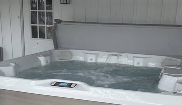 Lakefront properties with private beach, hot tub, dock, kayaks, grill & firepit