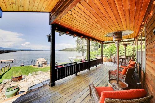Lakefront property w/boat lift in Sagle