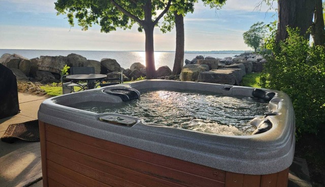 Lakefront Retreat + Hot Tub Sunset Views Point Pelee