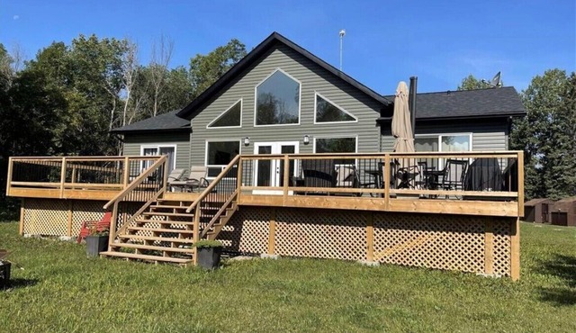 Lakefront retreat in Gimli, Manitoba!