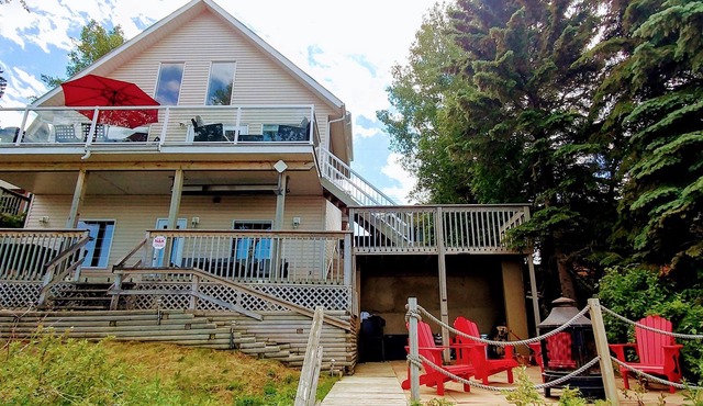 Lakefront Retreat on Pigeon Lake Hot Tub+Starlink. Jul 12-19 available.