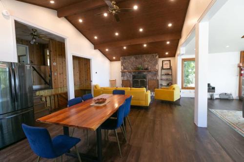 Lakefront Retreat with Gazebo Fire Table & Fishing
