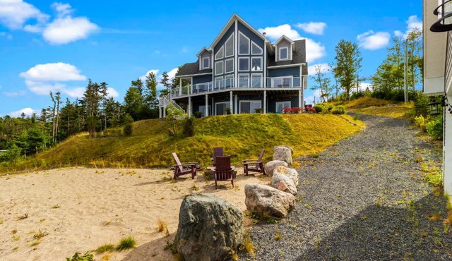 Lakehouse on Sunset Waterfront Retreat