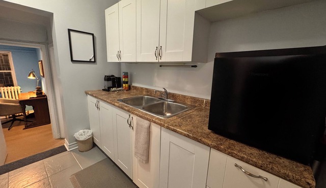 Lakeshore Full Apartment - Steps to Bars & Fun in Port Credit