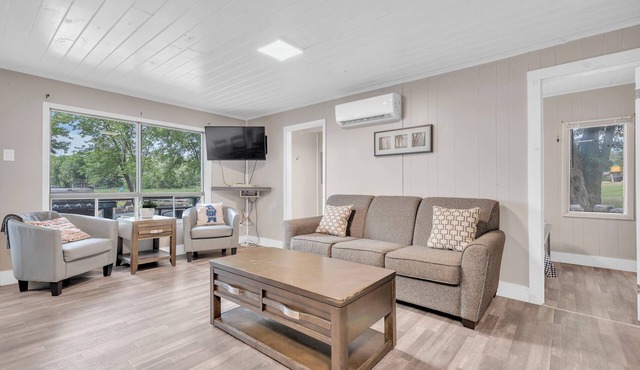 Lakeside Bliss - Charming 3BR Cottage on the Water