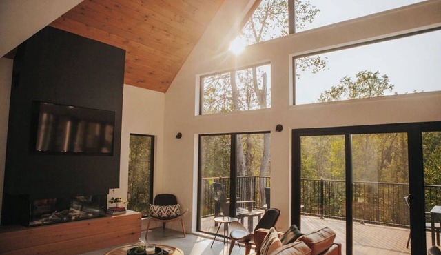 Lakeside cabin w hot tub & sauna