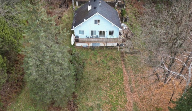 Lakeside cottage on Lake Siesta - peaceful pet-friendly haven