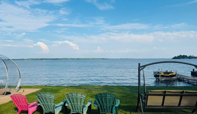 Lakeside Cottage-Tranquil Retreat by the Water