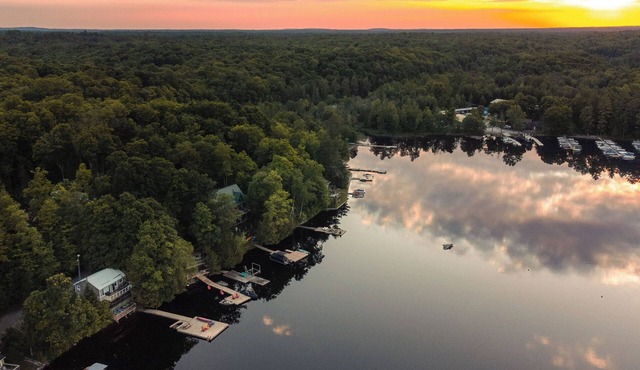 Lakeside Couple's Retreat w/Hot Tub in the Kawarthas