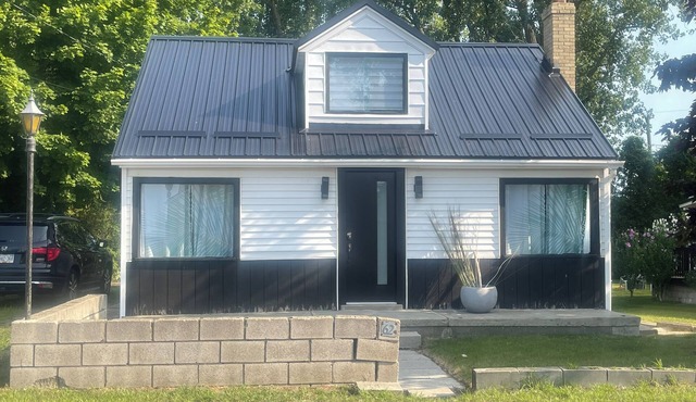 Lakeside Living with Liana on the shores of pristine Long Point Beach sleeps 8!