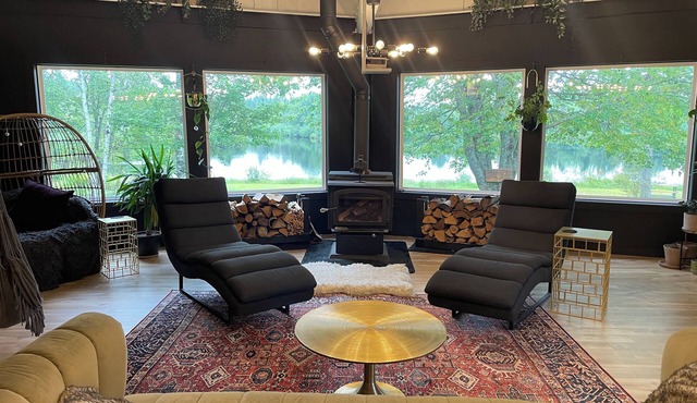 Lakeside Lodge with hot tub, wood stove and kayaks!