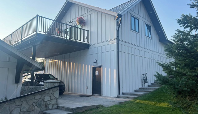 Lakeside Luxury Retreat in Lac La Hache – Dock, Boat launch, & Stunning Views!