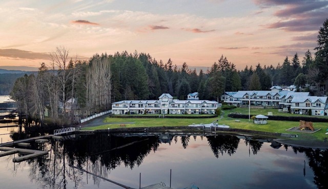 Lakeside Resort Suite on Shawnigan Lake. Easy beach and lake access!