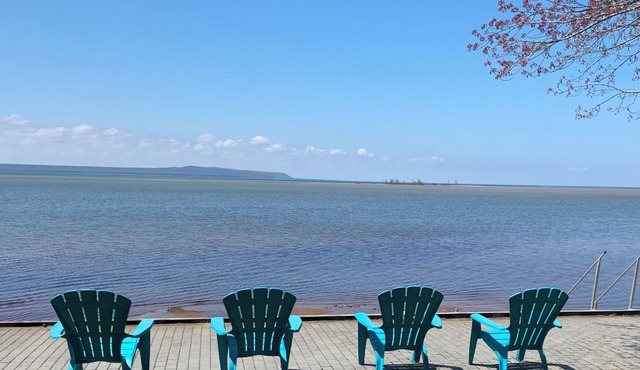 Lakeside Retreat, close to the city. Pet Friendly!