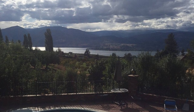 Lakeview 5 bedroom home with pool in wine country