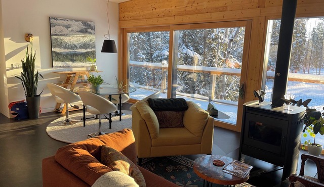 Land Haus by the Yukon River, Escape to Serenity: