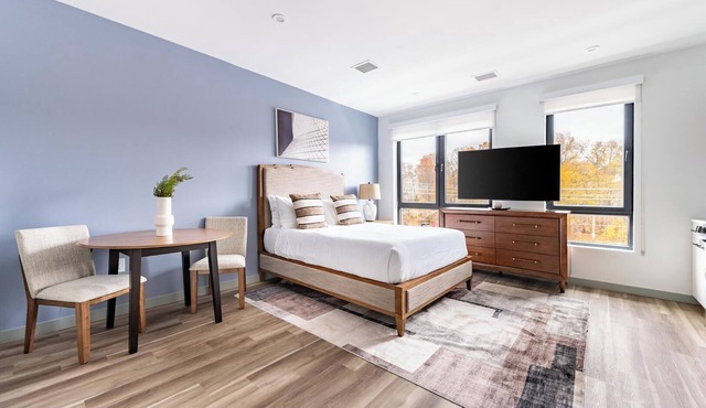 Landing | Chic Studio, Gym, Pool in Haverhill