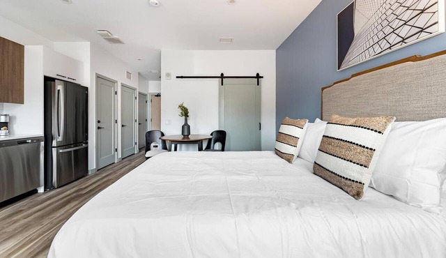 Landing | Modern Studio, Gym, Pool in Haverhill