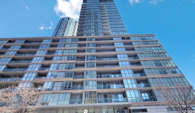 Large 2 BR- 1100 SQ2- Free parking -Near CN Tower