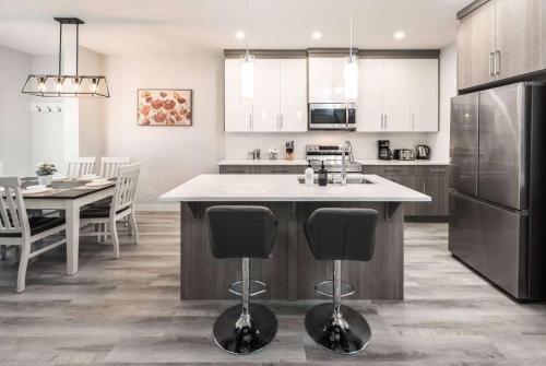 Large 3BR w AC! FREE Banff Pass, Netflix, Parking!