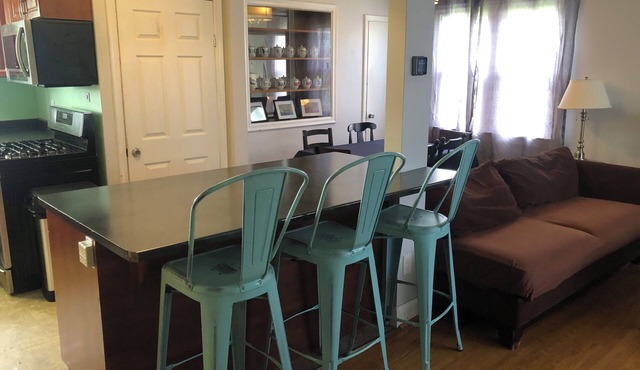 Large 5 bedroom Great for Families 2 Kitchens House Levels can be Separated