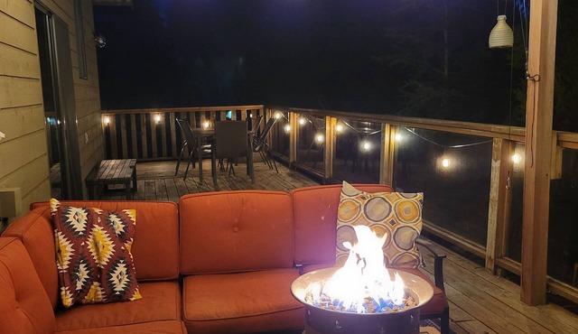 Large 5BR family home w/hot tub, trampoline. Pet friendly! Close to park/beaches
