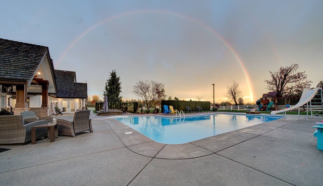 Large acreage w/ pool/hottub/pool table/putting Green/karaoke