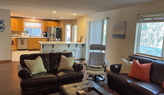 Large Beautiful Home for Groups + Families + Relaxing Near Intel/Nike in Beaverton