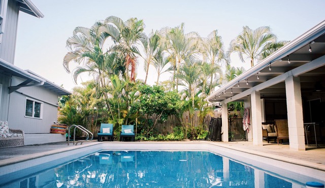 Large, beautiful, updated home w/pool, AC,mins from beach in Kailua! in Kailua