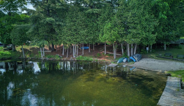 Large Cottage Spacious 4-Bed Lake House: Room for 8, 1.5 Baths & Prime Views!