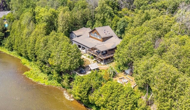 Large cottage with Water front, Heated Pool, sauna, 4 family rooms