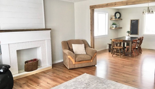 Large, Family Friendly Country Full house near Waterton and Cardston