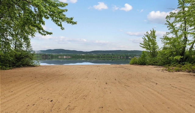 Large family-friendly sandy beachfront cottage on the Ottawa River