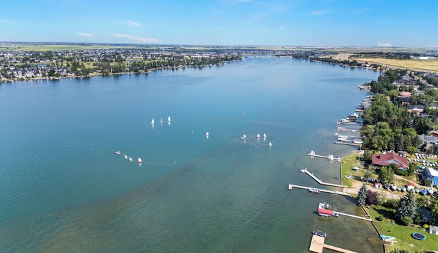 LARGE FAMILY HOME , SPACIOUS & MODERN BY THE LAKESIDE.
