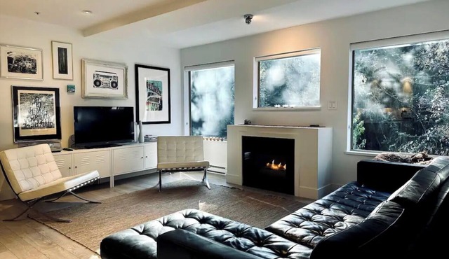 Large, Lux Village Townhome. Hot Tub, Parking, Steps to Everything!