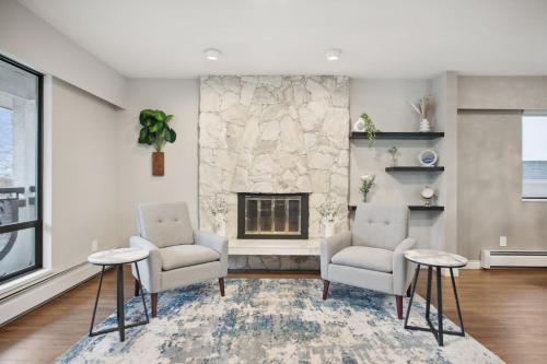 Large Multi-Family Retreat with 2 Car Garage