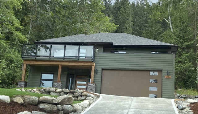 Large new home on the beautiful Sunshine Coast. Great hiking, kayaking and views