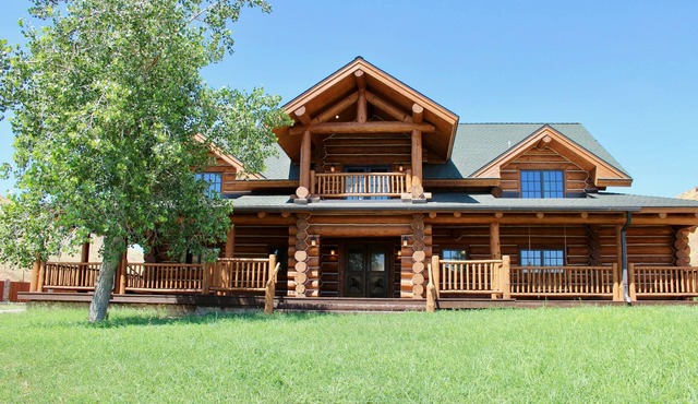 Large, picturesque luxury log home for the whole family. in Shell