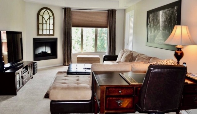 Large Premier Condo, 3 Bedroom on Kelowna Golf Course, sleeps 6, Pool & Hot Tub