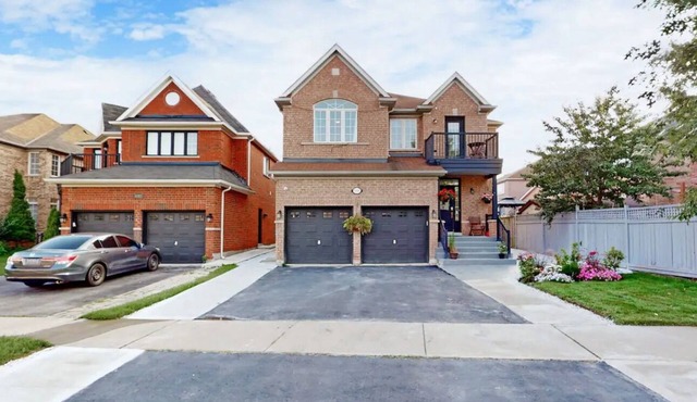 Large4BR 3000sqft home in Mississauga close to 403/407/401/QEW