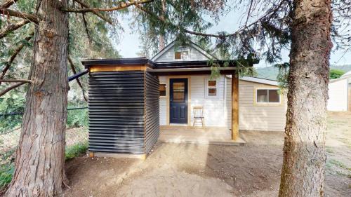 Lazy Dayz-Ryder Cabin by Okanagan Premier