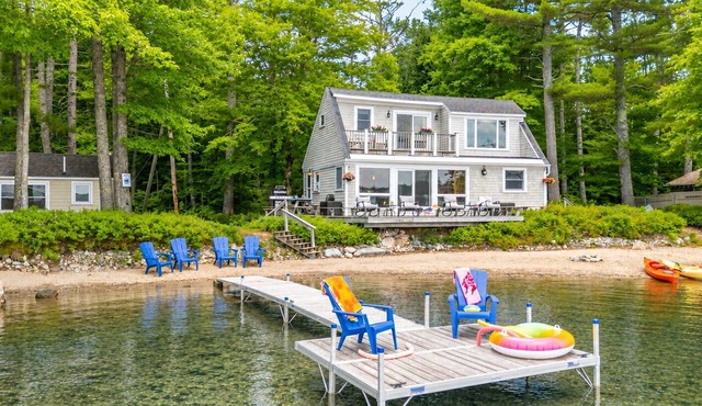 Lazy Loon: Cozy lakefront cottage with private beach & dock in Damariscotta