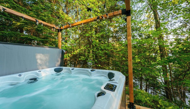 Le Chalet Bleu, lakefront with spa